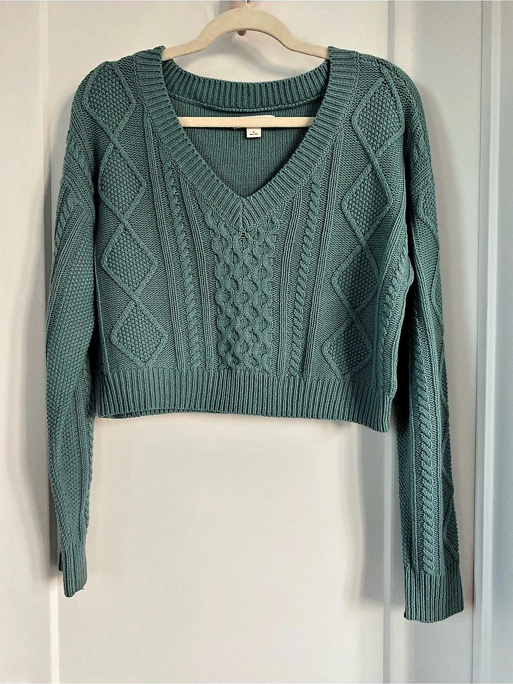 Aeropostale Cable Knit V-Neck Sweater in Green Size Small Like New